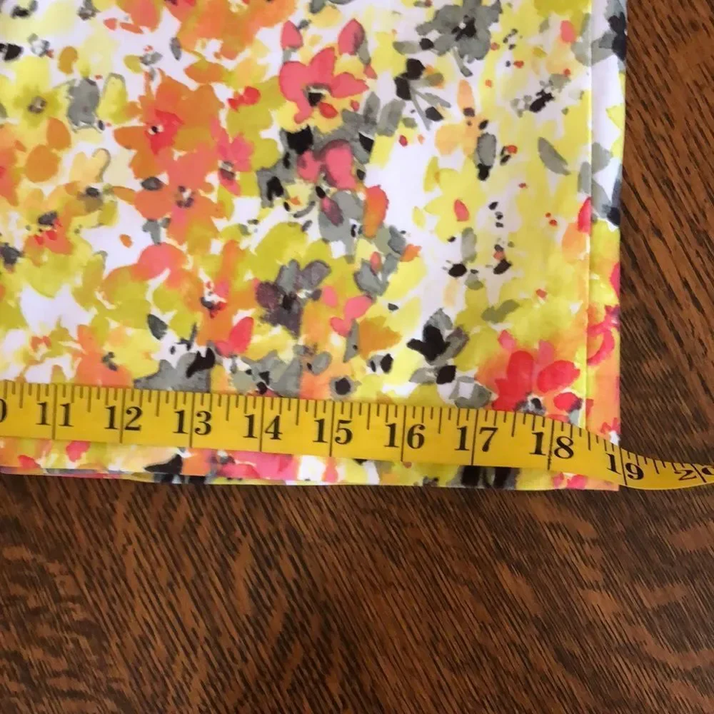 Tahari Arthur S. Levine Skirt White & Floral Pencil Size 2 Career, Professional